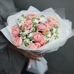 Букет "Наоми" из кустовых пионовидных роз Джульетта и ароматных маттиол в Королеве