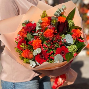 Букет "На заре" из роз, калины, скиммии, гиперикума, сафари, гербер и капса в Королеве
