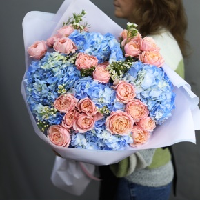 Букет "Тону в твоих глазах" из кустовых пионовидных роз Джульетта, хамелациума и гортензий в Королеве