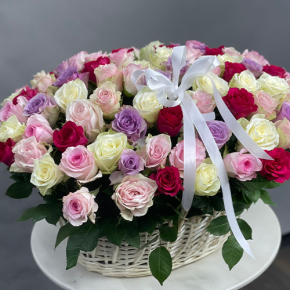 Композиция в корзине из 101 розы микс в Королеве