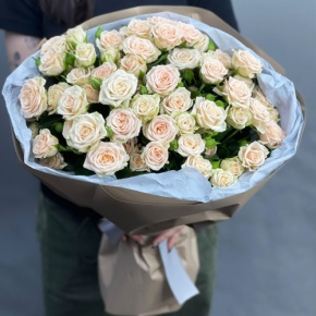 Нежный букет из 17 кремовых кустовых роз (60 см) в Королеве