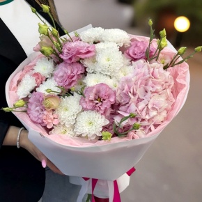 Букет "Табу" из хризантемы, Голландской гортензии и эустомы в Королеве