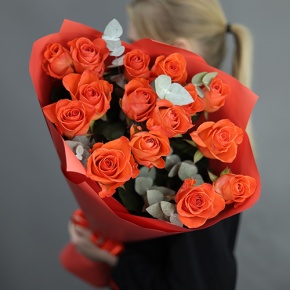 Букет из 15 морковных роз с эвкалиптом (70 см) в Королеве