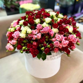 Композиция в шляпной коробке из 101 кустовой розы микс (50 см) в Королеве