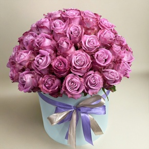 Композиция в шляпной коробке из 51 розы Меритим в Королеве