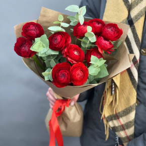 Букет из 11 ранункулюсов и эвкалипта в Королеве