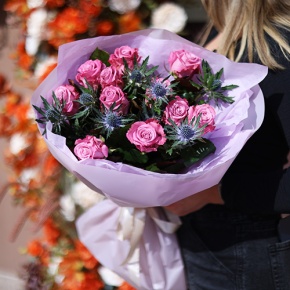 Букет "Базилио" из роз Меритим и веточек эрингиума в Королеве