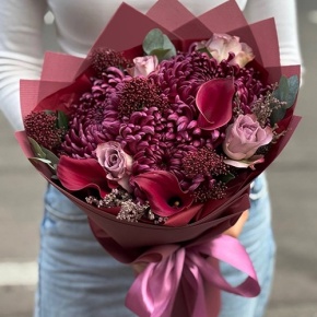 Букет "Импульс" из скиммии, калл, роз и хризантем Бигоуди в Королеве