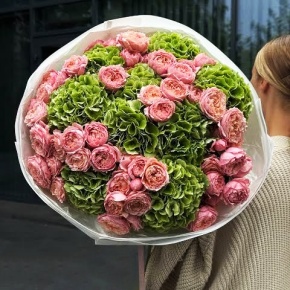 Букет "Фреш леди" из Голландских гортензий и пионовидных кустовых роз Джульетта в Королеве