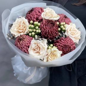 Букет "Всё что тебе касается" из хризантем Бигоуди, роз Эквадор Квиксенд и гиперикума в Королеве