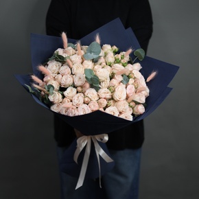 Букет "Вумен" из кустовых роз пионовидных роз Бомбастик, эвкалипта и лагуруса в Королеве