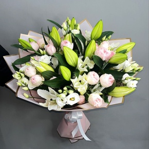 Букет из лилий, пионовидных кустовых роз Мэнсфилд Парк и эустом (50 см) в Королеве