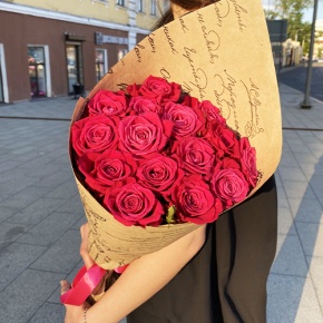 Букет из 15 роз Шангрила в крафте (60 см) в Королеве