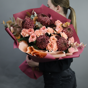 Букет "Осенний блюз" из хризантем Бигоуди, диантусов, скиммии и роз Риджентс парк в Королеве