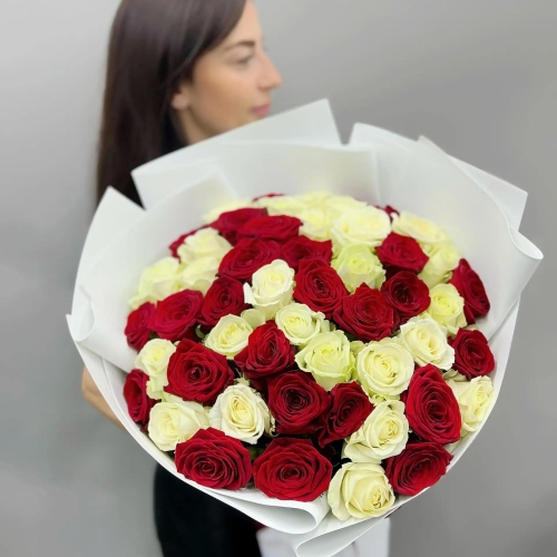 Букет из 51 красно-белой розы 70 см в Королеве
