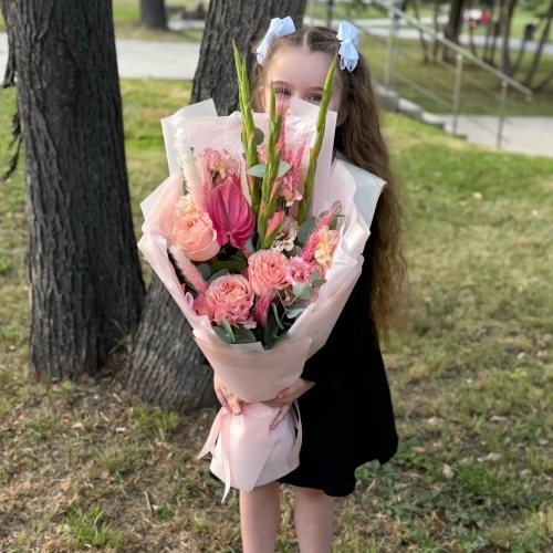 Букет на 1 сентября с гладиолусами, розами и антуриумом в Королеве