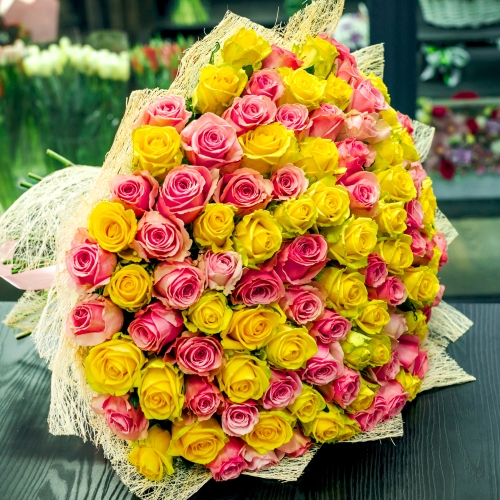 Букет из 101 розовой и лимонной розы (50 см) в Королеве