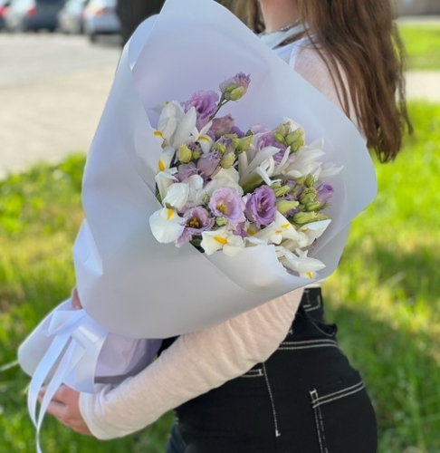Букет "Вива ла дива" из эустом и ирисов в Королеве
