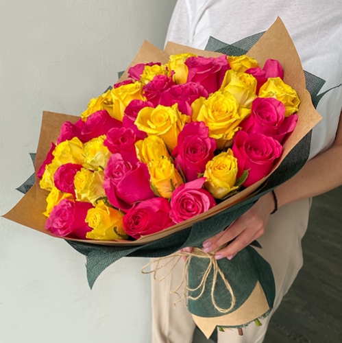 Букет из 51 малиновой и лимонной розы (40 см) в Королеве