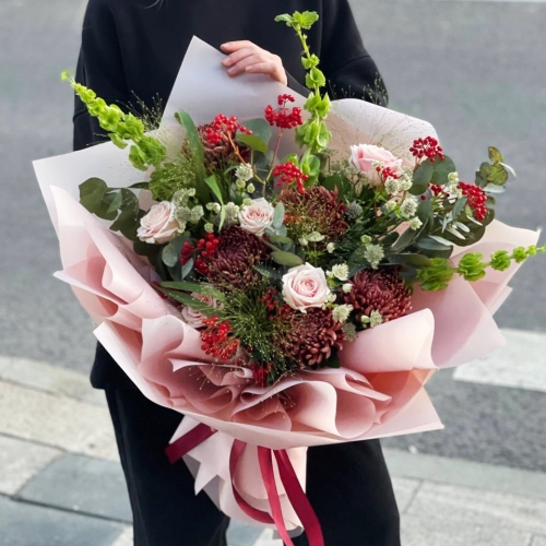 Букет "Вернисаж" из калины, хризантем Бигоуди, молюцеллы, паникума, роз и астранции в Королеве