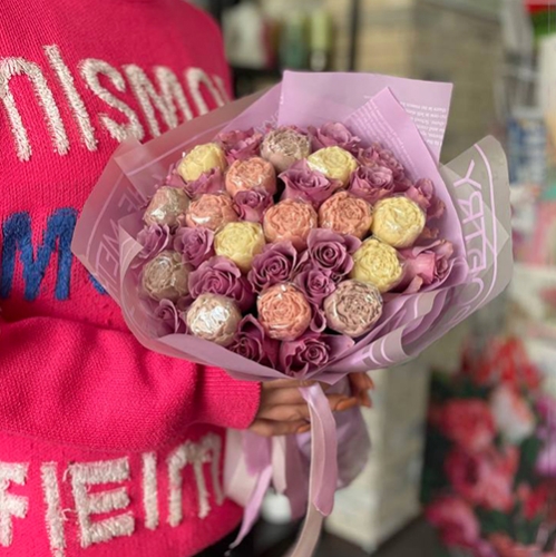 Букет из роз и шоколадных пионов в Королеве