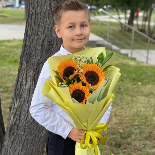 Букет на 1 сентября из 3 подсолнухов и лимониума в Королеве