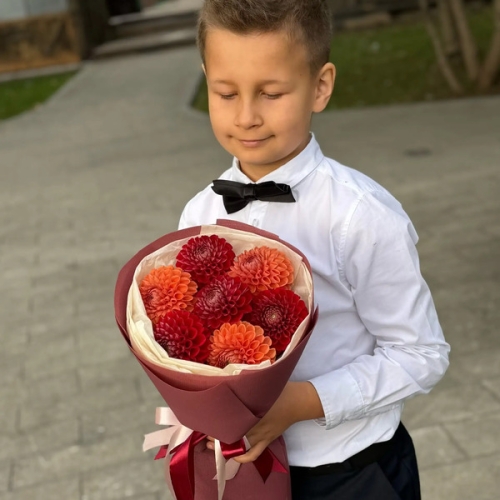 Букет из 7 сезонных георгин в Королеве