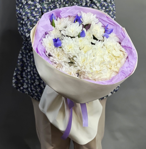 Букет "Грация" из ирисов, гортензии и кустовых хризантем в Королеве