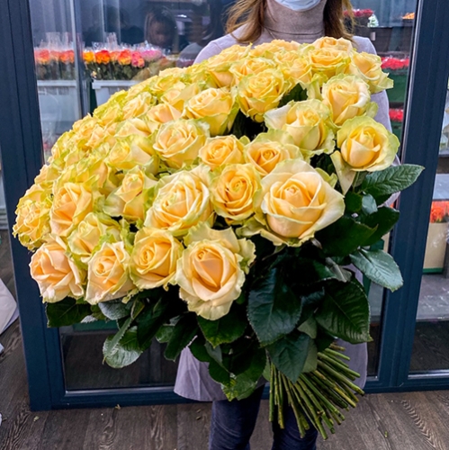 75 роз Аваланж (70 см) в Королеве