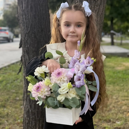 Композиция с георгинами на 1 сентября в белом ящике в Королеве