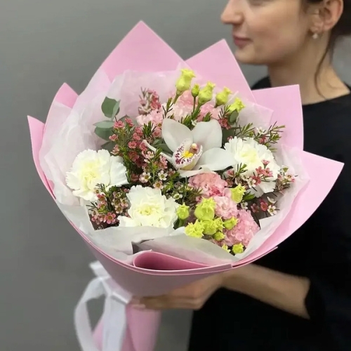 Букет с королевской орхидеей, диантусами, эустомой и шамелациумом в Королеве