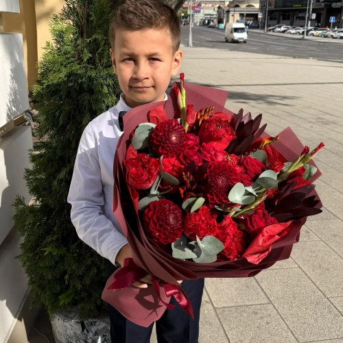 Букет с георгинами, розами и леукадендроном в Королеве