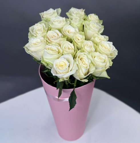 19 белых роз Кения в конусе в Королеве