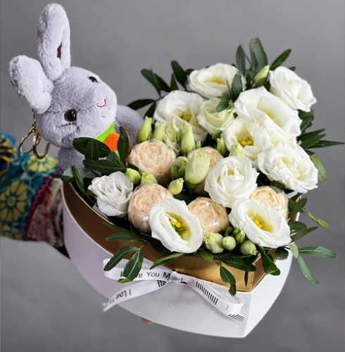 Композиция в коробке сердца из шоколадных пионов и эустом в Королеве