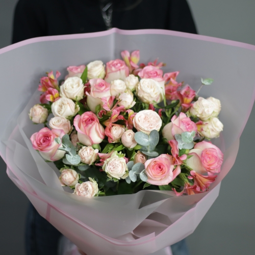 Букет "Розовый фламинго" из роз, альстромерии и эвкалипта в Королеве